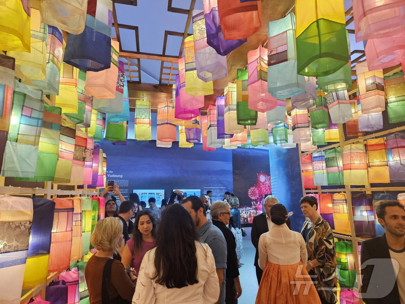 진주실크등 터널(진주시 제공).