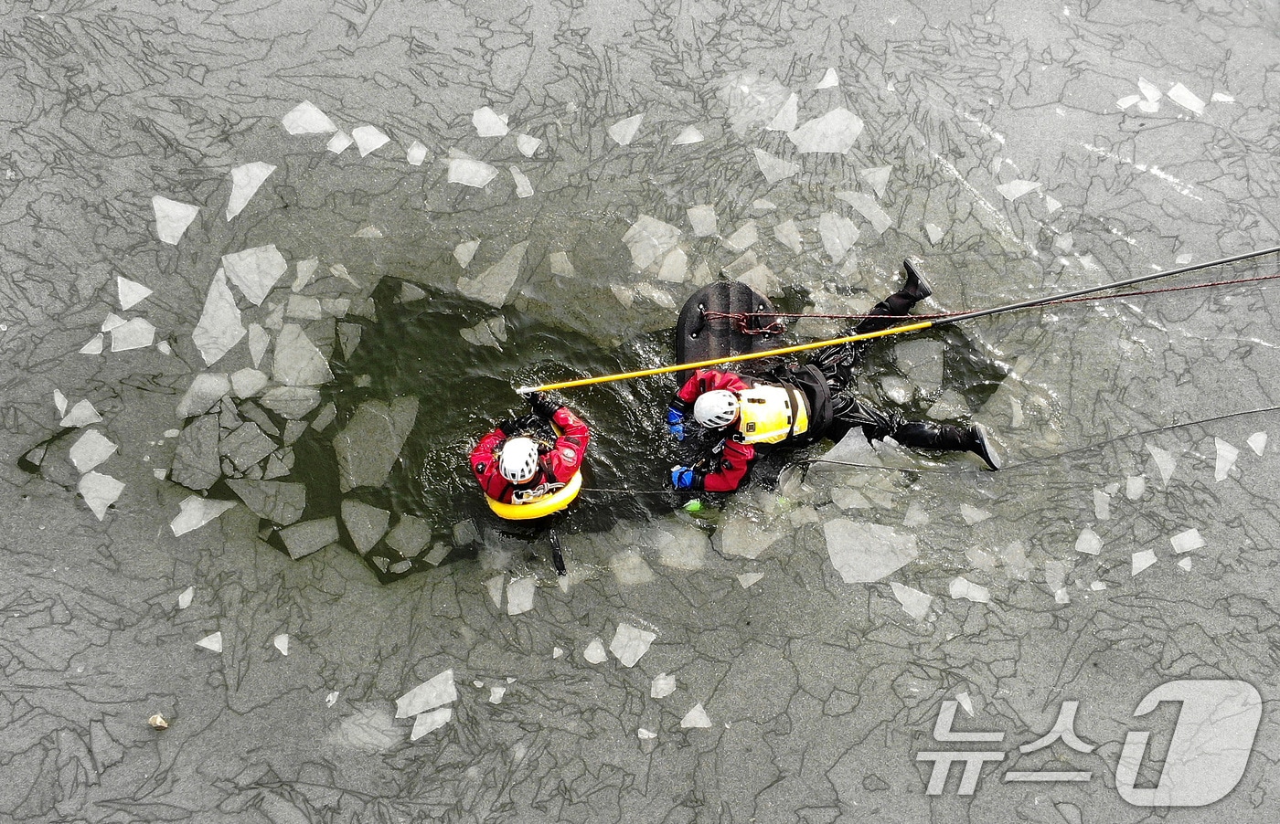 평년기온을 웃도는 포근한 날씨가 이어진 22일 오후 대구 달성군 하빈저수지에서 대구강서소방서 119구조대원들이 동계 수난사고 대비 특별구조훈련을 실시하고 있다. 2025.1.22/뉴스1 ⓒ News1 공정식 기자