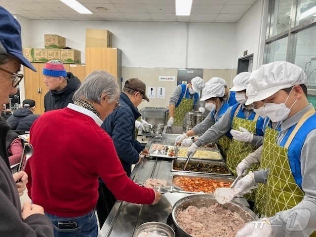 삼척블루파워 '블루파워 봉사단'이 지난 21일 삼척시노인복지관 경로식당에서 지역 어르신들을 위한 베식 봉사를 진행하고 있다.(삼척블루파워 제공) 2025.1.22/뉴스1