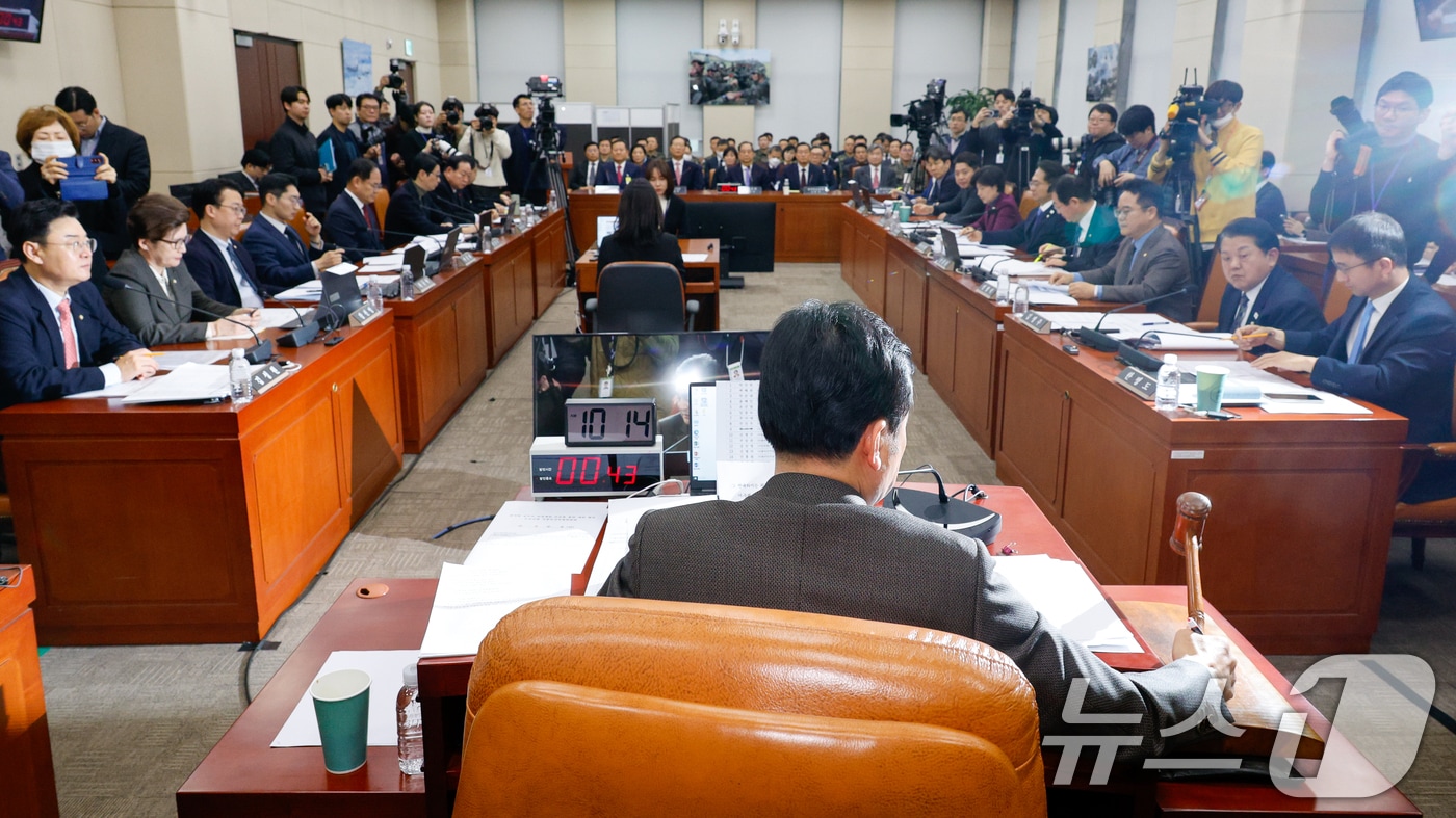 22일 오전 서울 여의도 국회에서 열린 윤석열 정부의 비상계엄 선포를 통한 내란 혐의 진상규명 국정조사 1차 청문회에서 안규백 위원장이 윤석열 대통령 동행명령장 발부의 건 통과를 알리고 있다. 2025.1.22/뉴스1 ⓒ News1 안은나 기자
