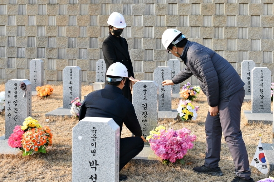대전현충원 관계자들이 묘역을 점검하고 있다. (대전현충원 제공)/뉴스1