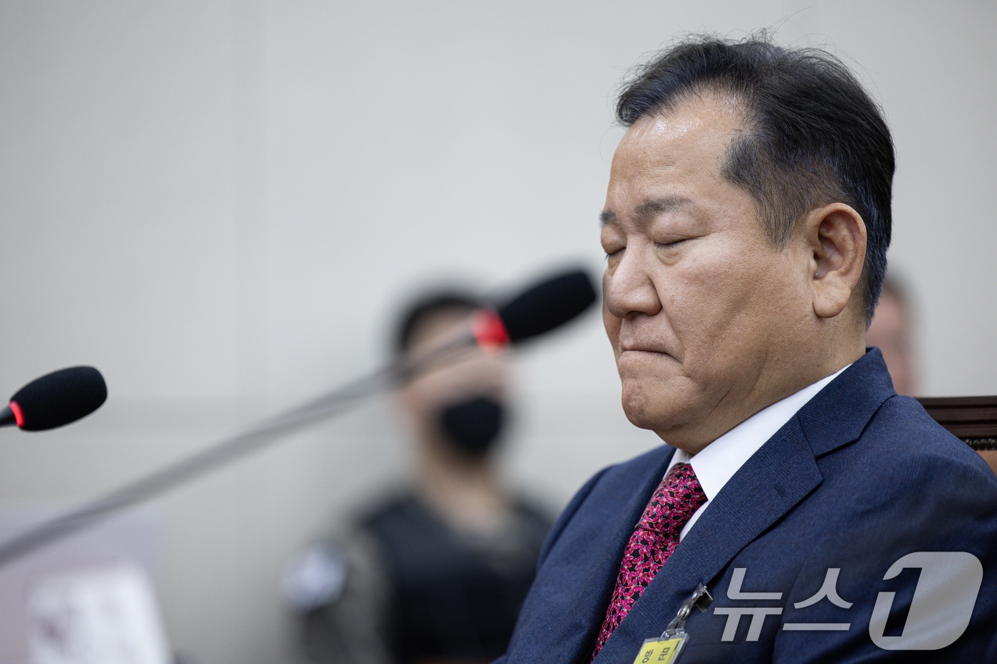 이상민 전 행정안전부 장관이 22일 오후 서울 여의도 국회에서 열린 윤석열 정부의 비상계엄 선포를 통한 내란 혐의 진상규명 국정조사 1차 청문회에서 생각에 잠겨 있다. 2025.1.22/뉴스1 ⓒ News1 이재명 기자