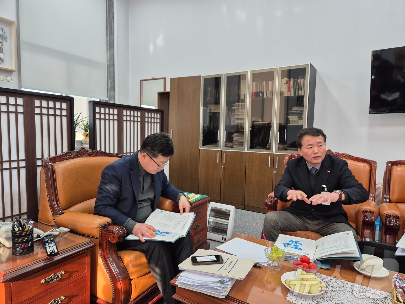 22일 주영환 전북자치도 진안부군수가 국회 안호영 의원을 만나 지역 현안사업에 대한 지원을 건의하고 있다.(진안군제공)2025.1.22/뉴스1