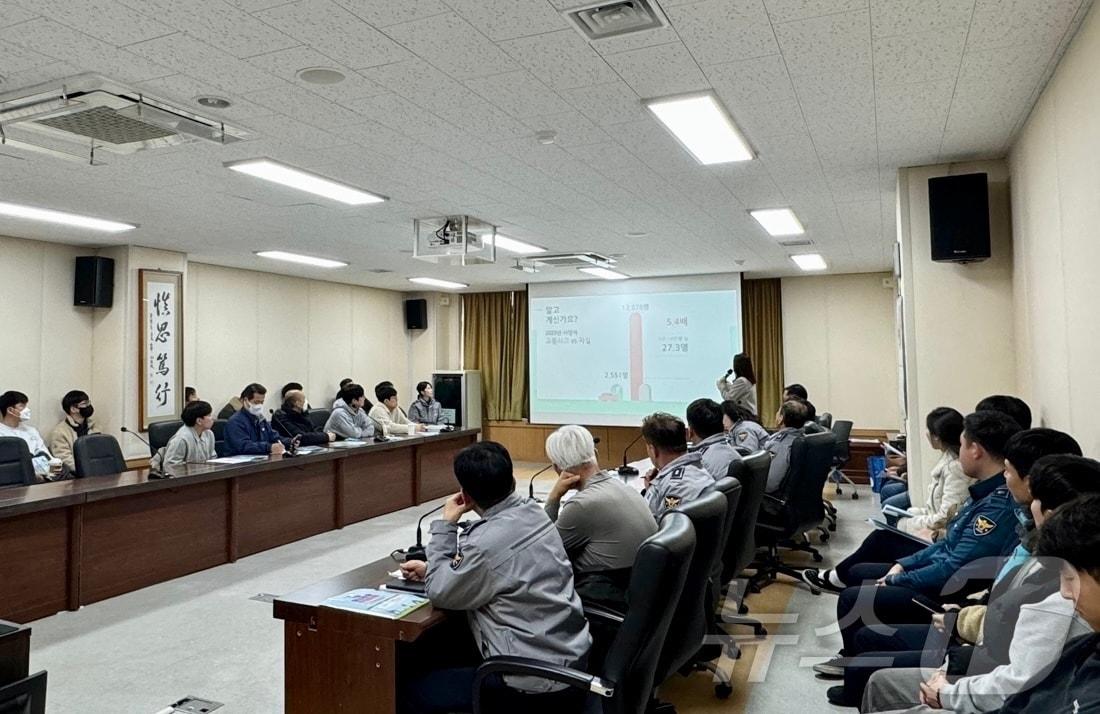 지난 21일 부산 기장경찰서에서 경찰관들이 생명지킴이 양성 교육을 듣고 있다.(기장군 제공)