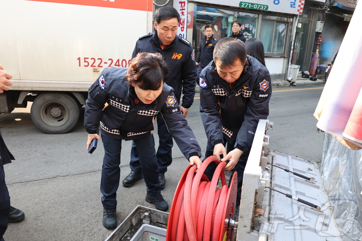 22일 전북자치도소방본부가 설 연휴를 대비해 전주시 신중앙시장에서 화재 예방점검을 실시했다.(전북소방 제공) 2025.1.22/뉴스1