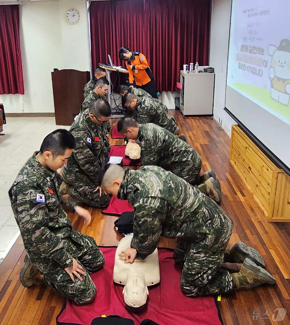 경북 포항남부소방서는 해병대1사단 포병여단 신병들을 대상으로 심폐소생술 및 응급처지 및 소방안전교육을 실시했다고 22일 밝혔다. (포항남부소방서제공) 2025.1.22/뉴스1 