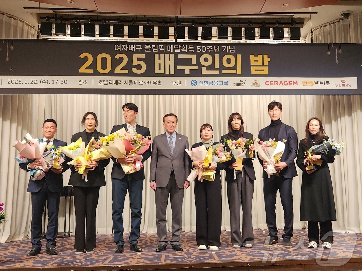 22일 배구인의 밤에서 국가대표 은퇴선수상을 받은 선수들. 왼쪽부터 여오현, 정대영, 하현용, 오한남 회장, 김해란, 한송이, 박철우, 윤혜숙. ⓒ News1 이재상 기자