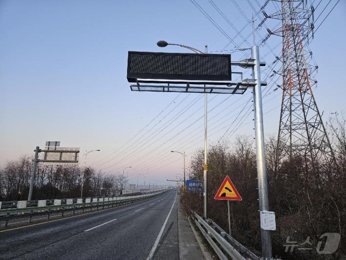 모바휠이 충남 아산시 선우대교에 도로상태다중감지시스템 ‘이지웨이’를 설치하고 도로정보 전광판과 연동하고 있다.(모바휠 제공)/뉴스1