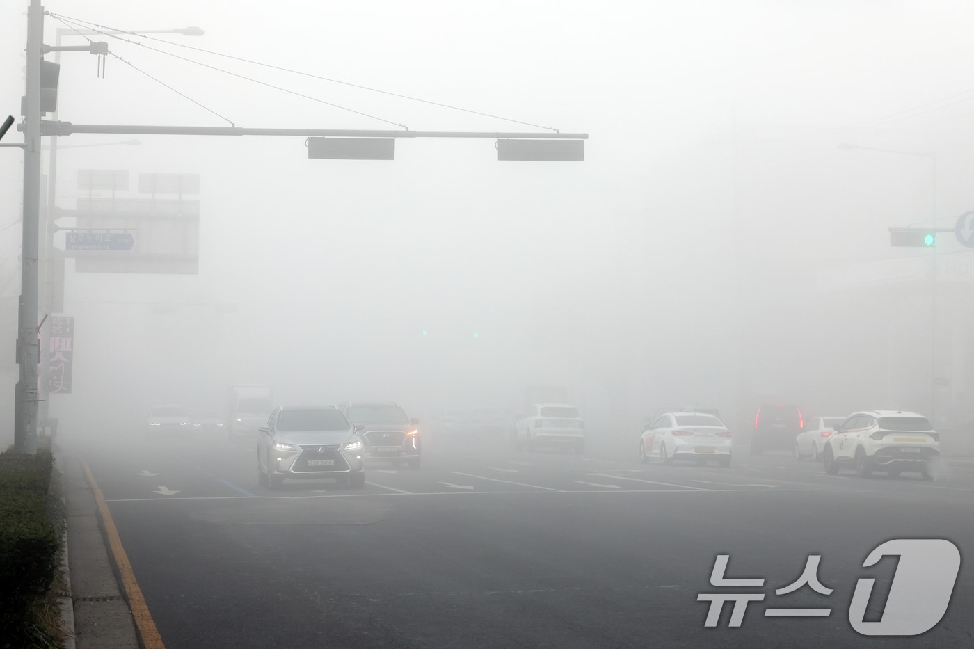 광주시 서구 김대중컨벤션 인근 도로에는 가시거리 200m 미만 짙은 안개로 차량들이 서행하고 있다. ⓒ News1 김태성 기자