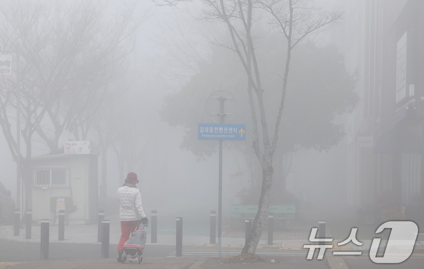 광주 서구 김대중컨벤션센터 인근 가시거리 200m 미만 짙은 안개./뉴스1 ⓒ News1 김태성 기자