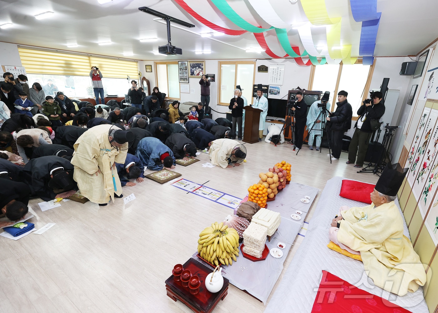 지난해 설 연휴 강원 강릉시 성산면 위촌리 위촌전통문화전승회관에서 열린 &#39;위촌리 도배례&#39;행사 자료사진.&#40;강릉시 제공&#41;