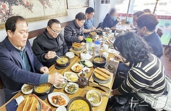대전 대덕구청 공무원들이 구청 인근 식당에서 점심 식사를 하고 있다.(대전 대덕구 제공)/뉴스1 ⓒ News1 