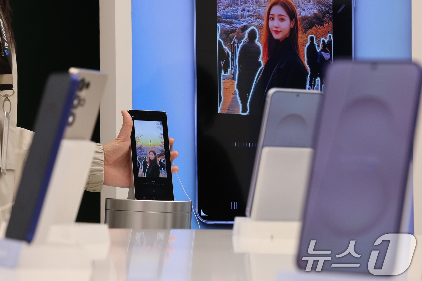 23일 서울 서초구 삼성스토어 삼성강남에서 고객들이 삼성전자의 최신 스마트폰 갤럭시 S25 시리즈를 살펴보고 있다. 2025.1.23/뉴스1 ⓒ News1 신웅수 기자