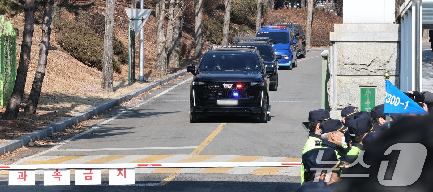 23일 오후 경기도 의왕시 서울구치소에서 윤석열 대통령이 탄 법무부 호송차량이 대통령경호처 경호를 받으며 헌법재판소로 출발하고 있다. 2025.1.23/뉴스1 ⓒ News1 임세영 기자