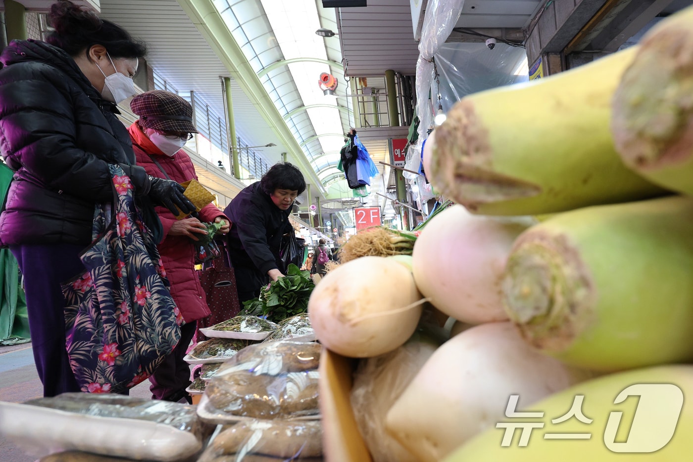 설 연휴를 앞둔 23일 오후 서울 마포구 망원시장을 찾은 시민들이 명절 제수용품을 구매하고 있다.(사진은 기사 내용과 무관함) 2025.1.23/뉴스1 ⓒ News1 장수영 기자