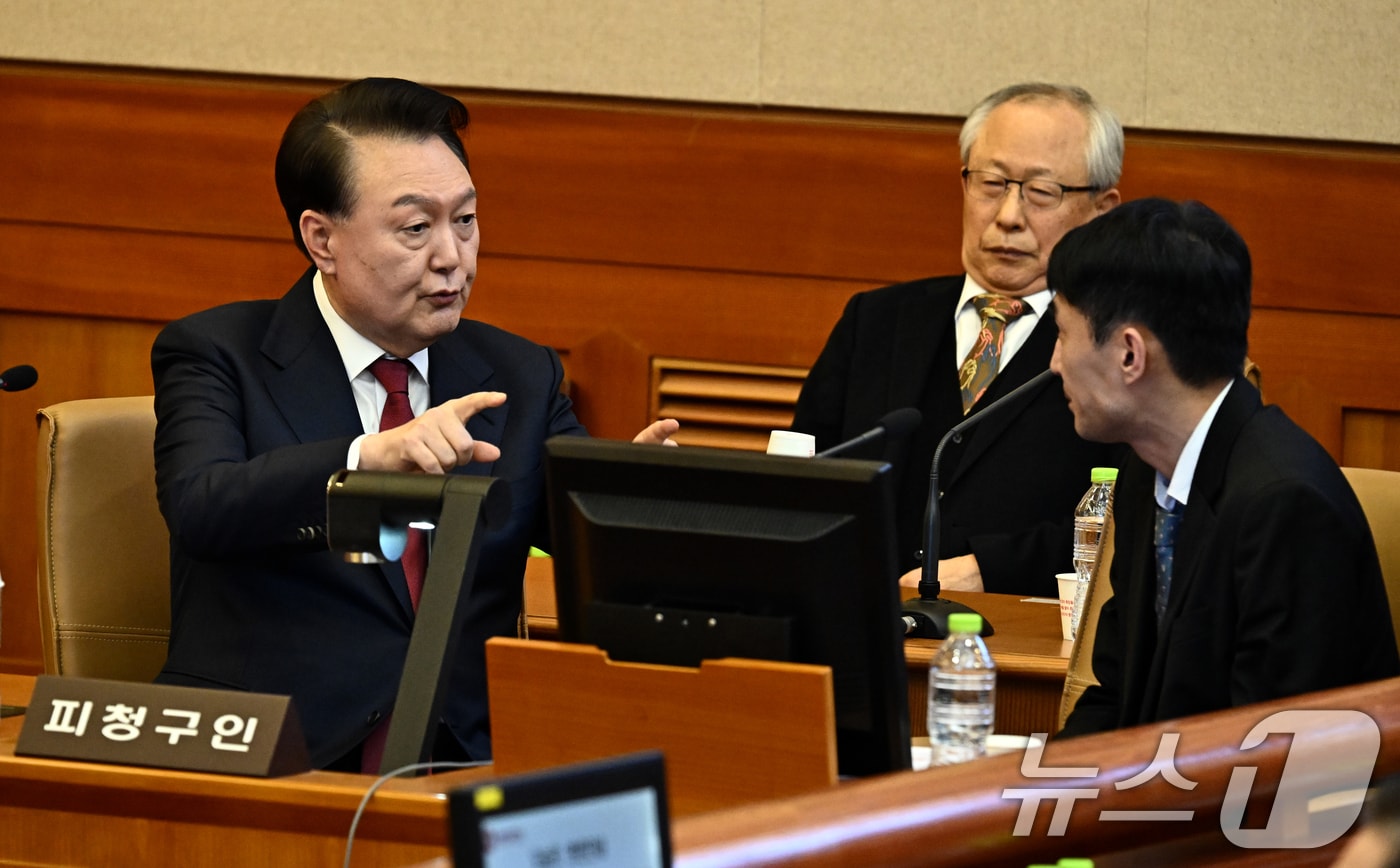 윤석열 대통령이 23일 오후 서울 종로구 헌법재판소에서 열린 탄핵심판 4차 변론기일에 출석해 변호인단과 대화하고 있다. 2025.1.23/뉴스1 ⓒ News1 사진공동취재단