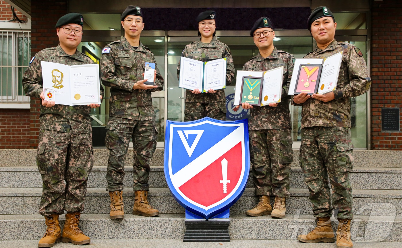 왼쪽부터 박용성 중사, 주민재·박희경 대위, 신동옥 상사, 김새움 소령/&#40;육군 제17사단 제공&#41;뉴스1