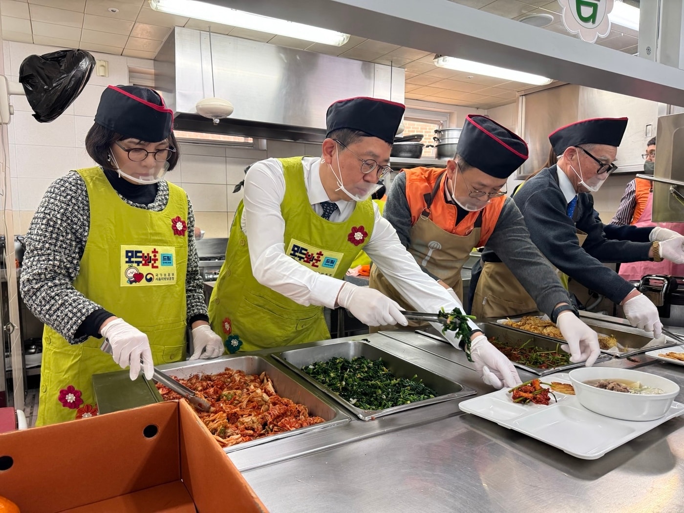 이은주 서울지방보훈청 복지과장,(왼쪽부터) 전종호 서울지방보훈청장, 전연보 한화시스템 재무실장, 하태환 중구보훈회관장.(국가보훈부 서울지방보훈청 제공)