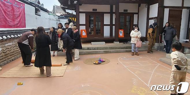 설 연휴인 지난해 2월 11일 오후 전북특별자치도 전주한옥마을을 찾은 나들이객들이 연휴를 즐기고 있다. 전통놀이를 즐기는 나들이객들 모습 2024.2.11/뉴스1