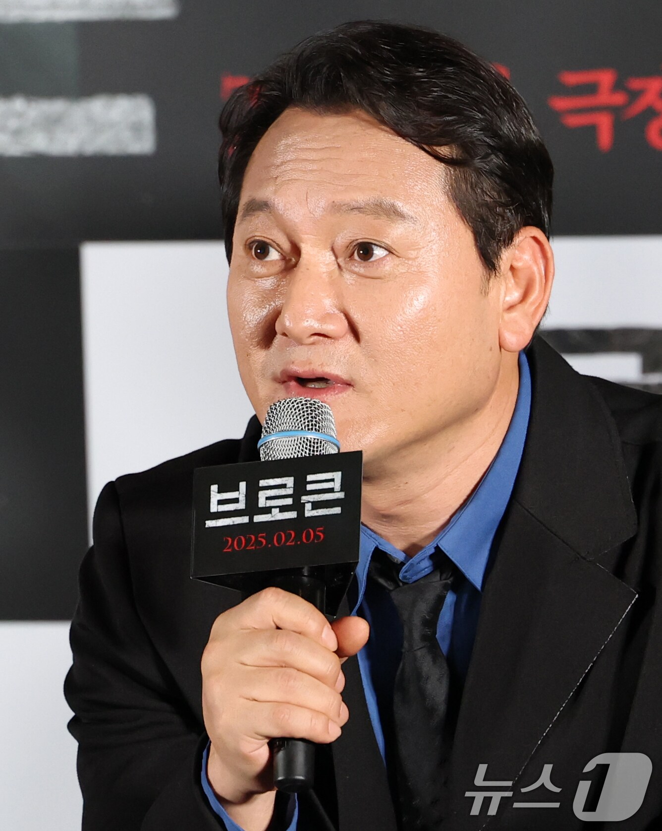 배우 정만식이 23일 서울 용산구 CGV용산아이파크몰에서 열린 영화 '브로큰'(감독 김진황) 언론시사회에 참석해 인사말을 하고 있다. '브로큰'은 동생이 죽은 그날 밤의 진실을 파헤치기 위해 거침없는 추적을 시작한 남자와 그를 뒤쫓는 자들의 이야기를 뚝심 있게 끌고 나가는 범죄 추적극이다. 2025.1.23/뉴스1 ⓒ News1 권현진 기자