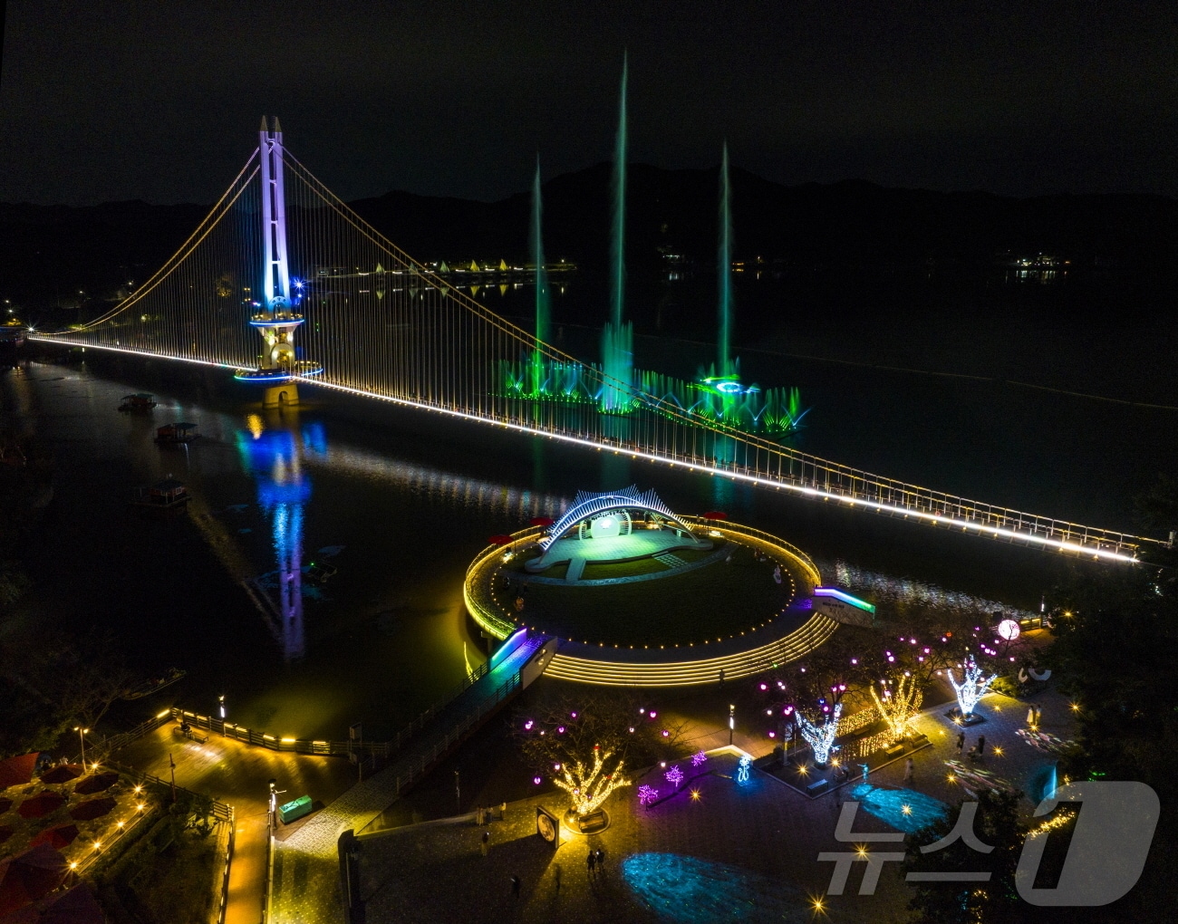 예당호관광지 출렁다리 야경과 음악 분수./뉴스1