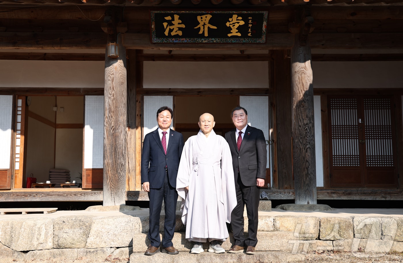 23일 해인사를 방문한 박완수 경남지사&#40;왼쪽&#41;와 김윤철 합천군수&#40;오른쪽&#41;가 주지 혜일스님과 기념촬영을 하고 있다.&#40;경남도 제공&#41;