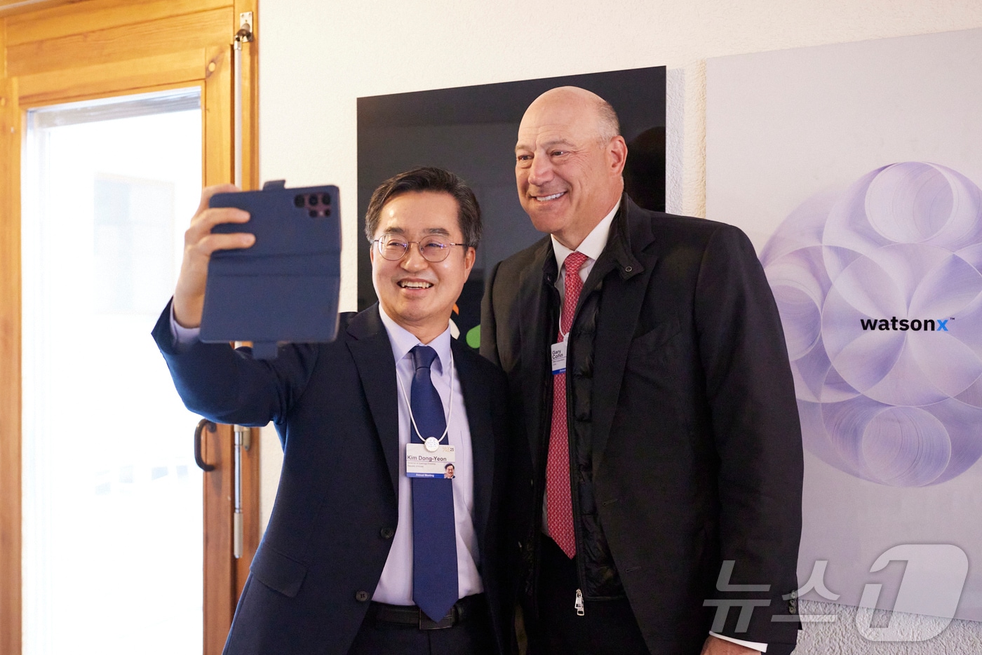 김동연 경기도지사가 게리 콘 IBM 부회장과 기념사진을 찍고 있다.(경기도 제공)