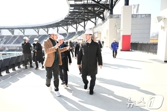 김제선 대전 중구청장이 23일 대전 한화생명 볼파크 마무리공사 현장을 둘러보고 있다.(대전 중구 제공)/뉴스1 ⓒ News1 