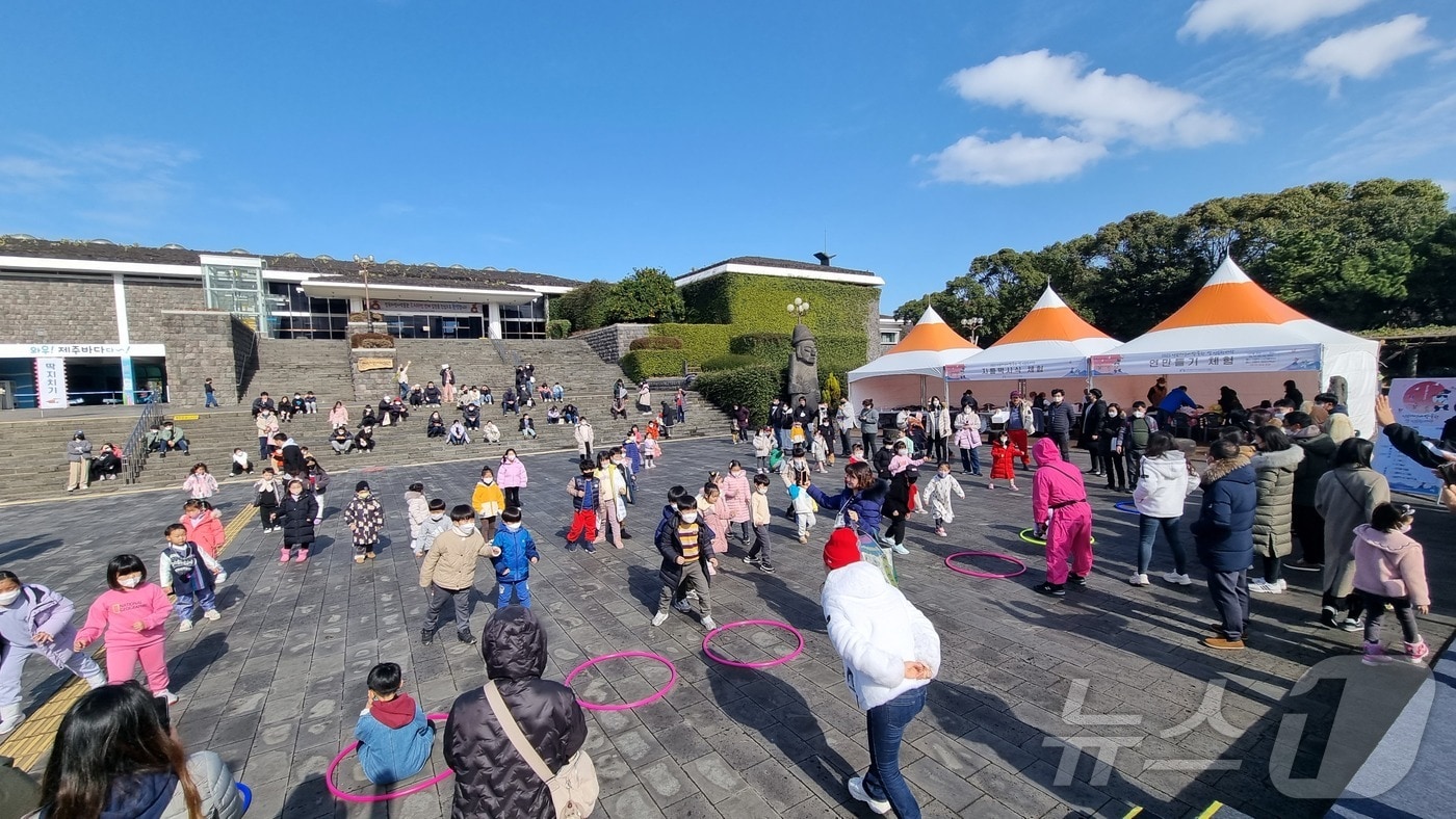 민속자연사박물관 광장에서 열린 민속한마당.(박물관 제공)