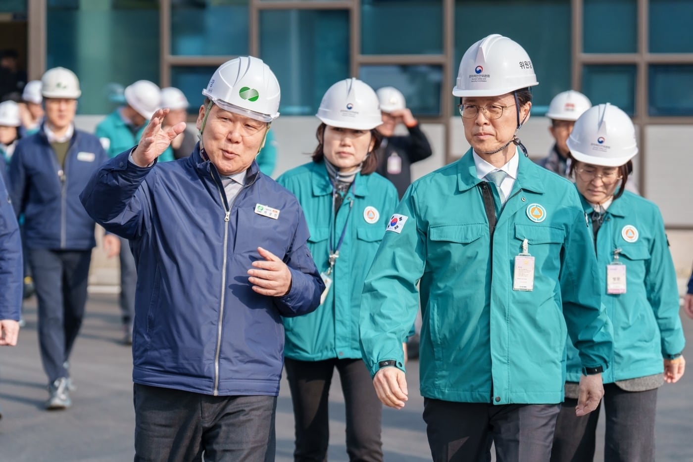 최원호 원자력안전위원장이 23일 경상북도 경주시 소재 월성 원자력발전소를 찾아 현장 관계자로부터 설명을 듣고 있다. &#40;원자력안전위원회 제공&#41; 2025.01.23 /뉴스1