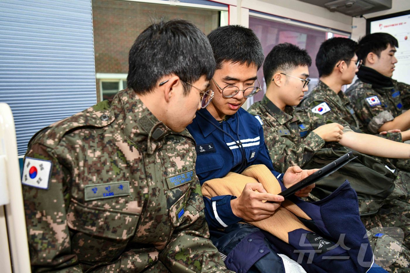 공군1전비 장병들이 사랑의 헌혈 나눔 행사에 참여하고 있다.(사진=1전비 제공) 2025.1.23