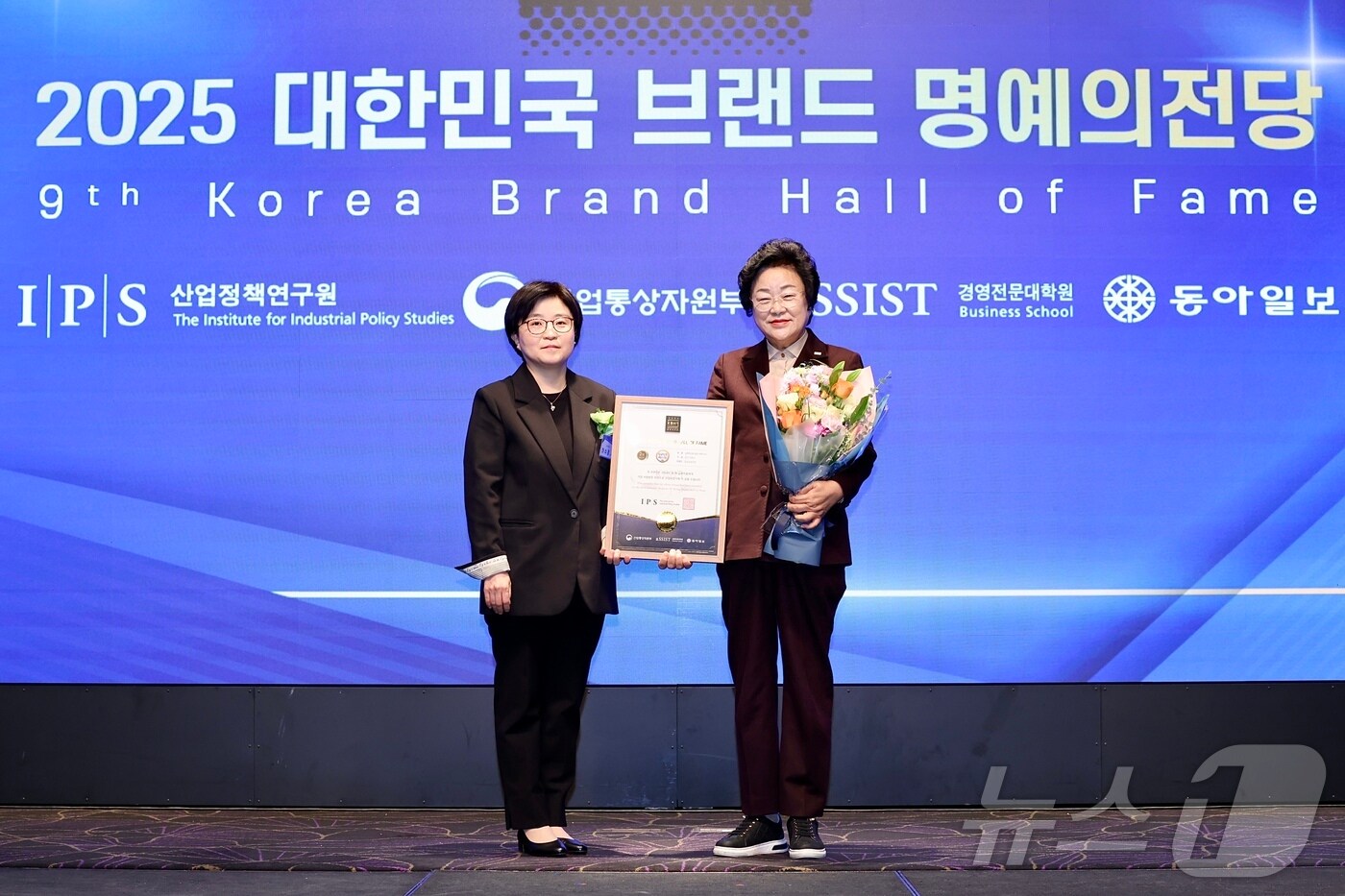 김경희 시장(오른쪽)이 23일 ‘2025 대한민국 브랜드 명예의 전당’ 시상식에서 2년 연속으로 대상을 수상한 뒤 기념촬영을 하고 있다.(이천시 제공)