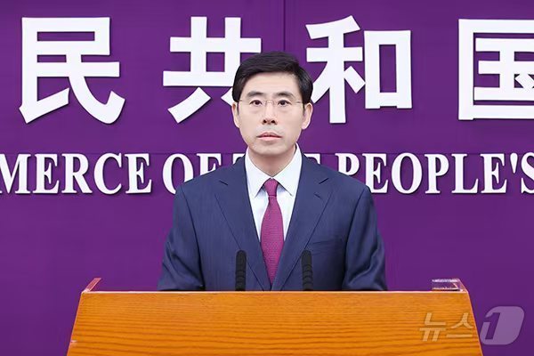 허야둥 중국 상무부 대변인이 23일 정례 브리핑에서 취재진의 질문에 답하고 있다. 출처=중국 상무부 홈페이지 ⓒ News1 강민경 기자