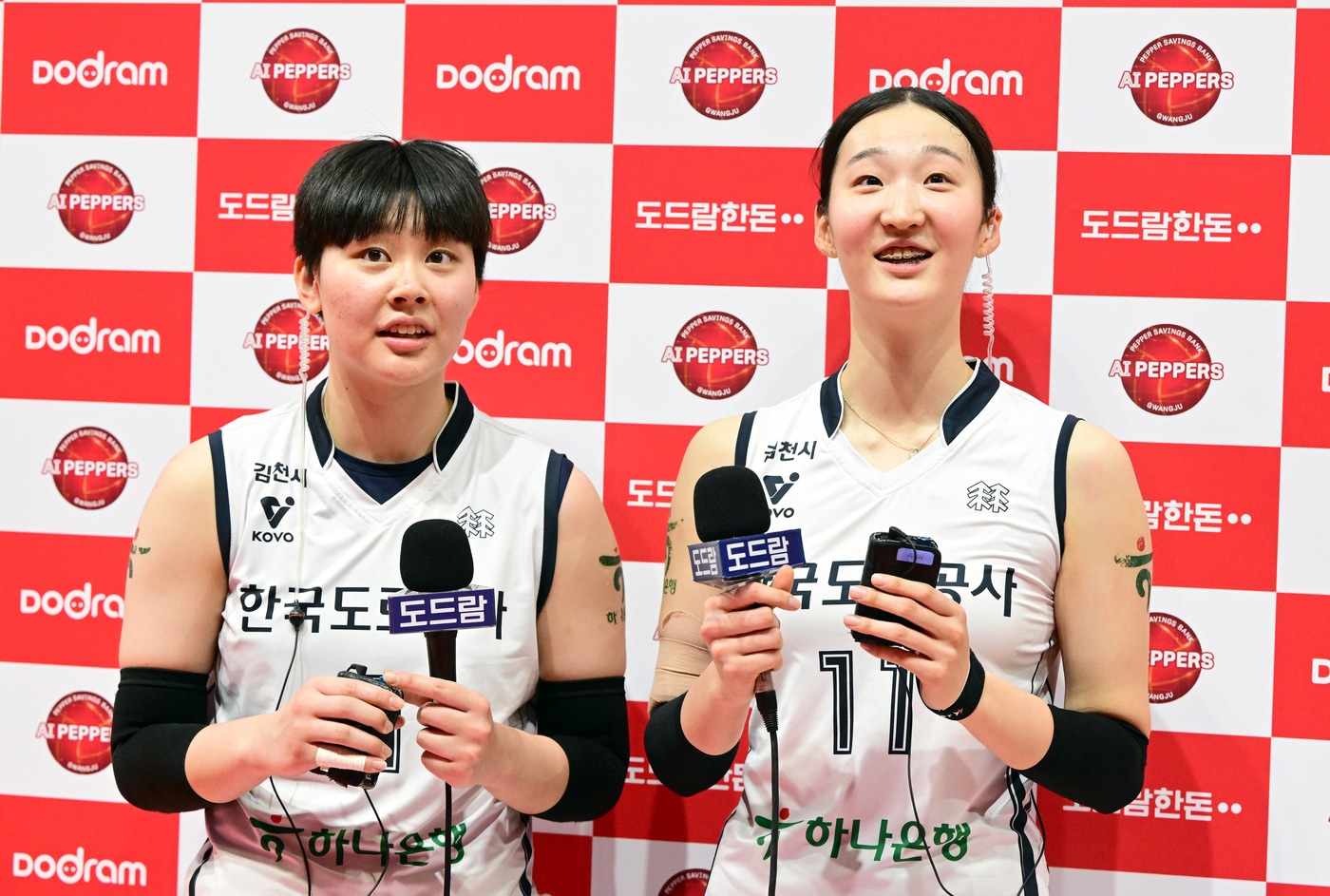 한국도로공사의 김다은(왼쪽)과 김세빈 (한국배구연맹 제공)