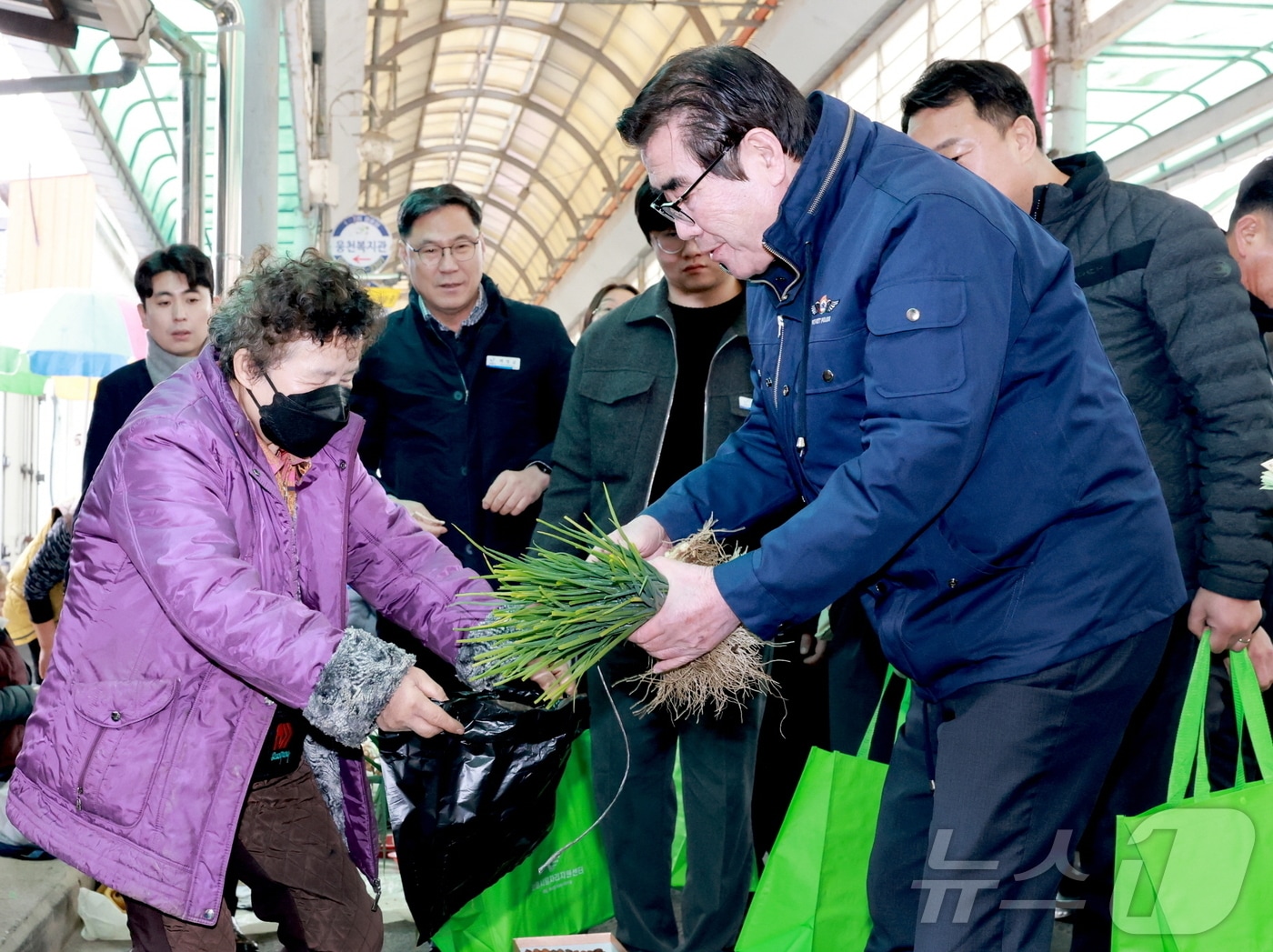 김동일 보령시장이 전통시장에서 잘을 보고 있다.(보령시 제공)/뉴스1