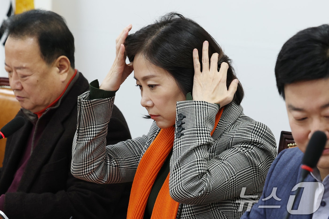 허은아 개혁신당 대표가 24일 오전 서울 여의도 국회에서 열린 최고위원회의에 참석해 머리를 쓸어올리고 있다. 2025.1.24/뉴스1 ⓒ News1 이광호 기자