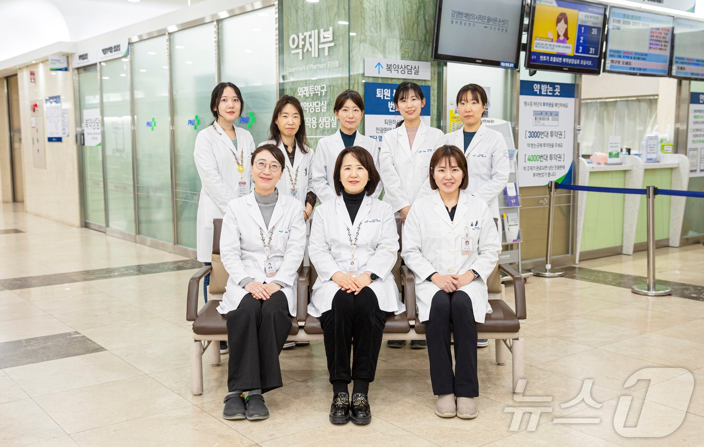 제2회 국가전문약사 시험에 합격한 부산대병원 약제부 직원들이 기념사진을 찍고 있다.(부산대병원 제공)
