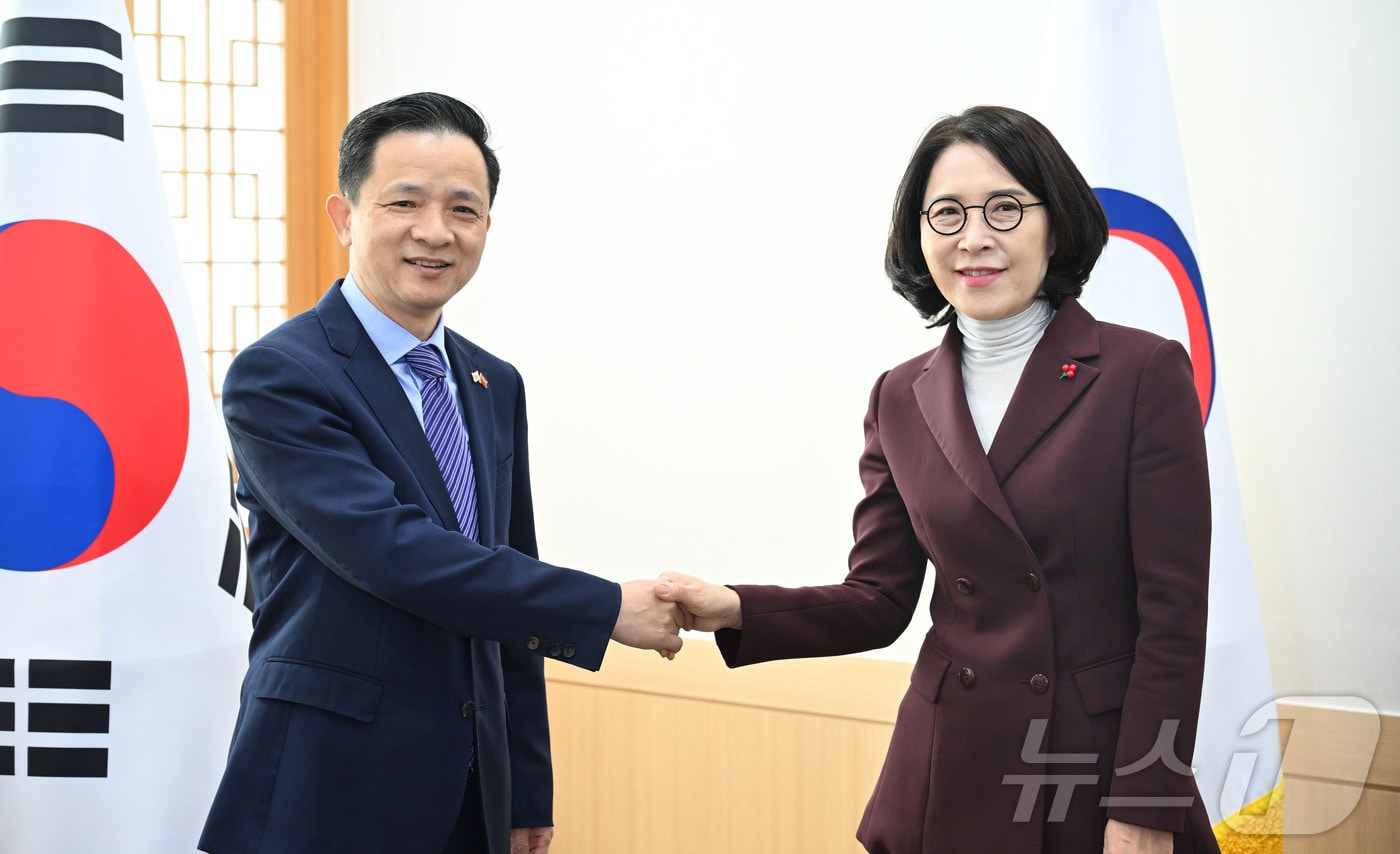 강인선 외교부 제2차관은 24일 오전 외교부 청사에서 다이빙 신임 주한중국대사를 접견했다. 2025.01.24. (외교부 제공)