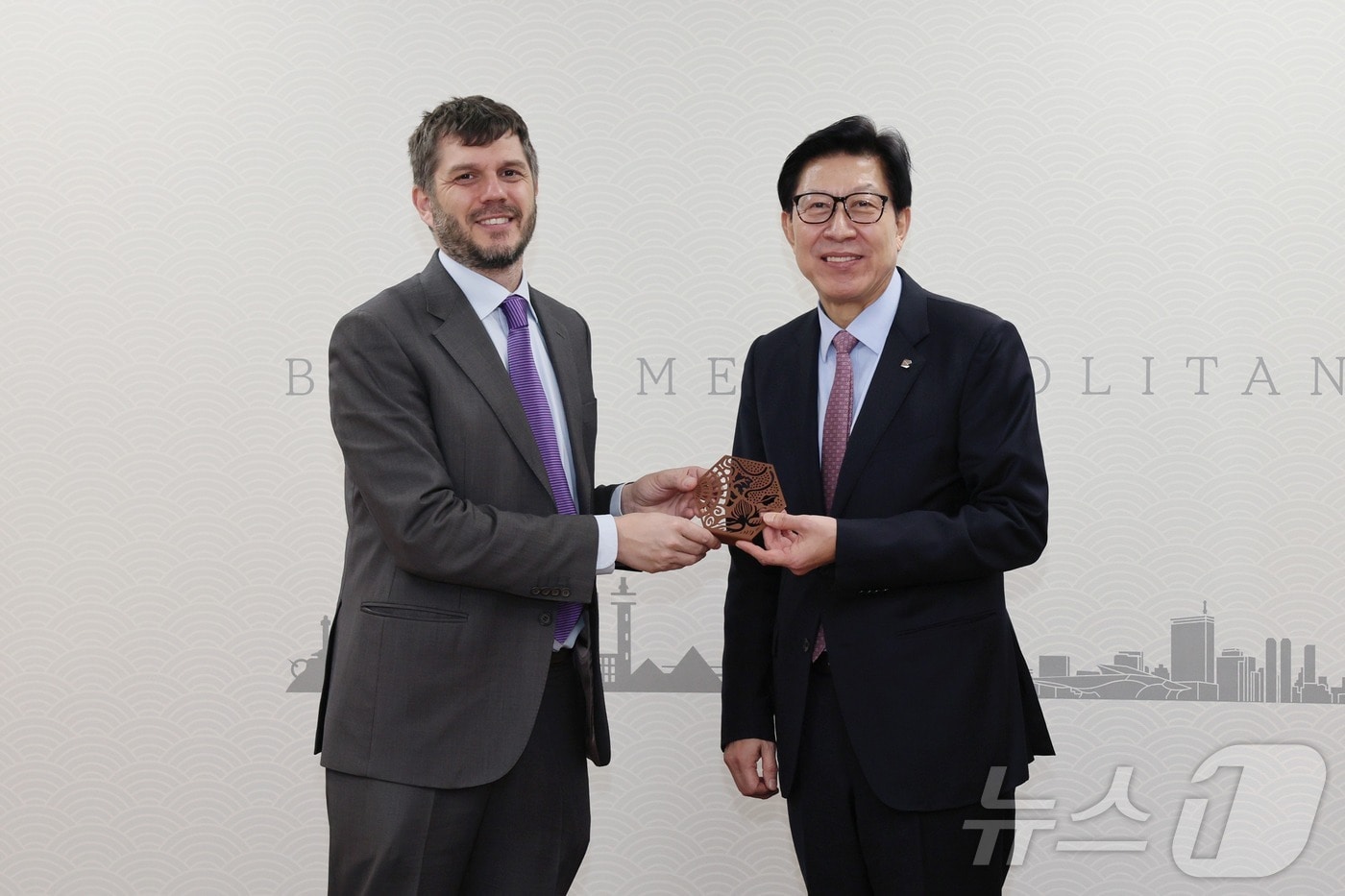 박형준 부산시장(오른쪽)과 조르디 바케르 메트로폴리 스사무총장이 24일 오전 시청 국제의전실에서 만나 기념사진을 찍고 있다.(부산시청 제공)