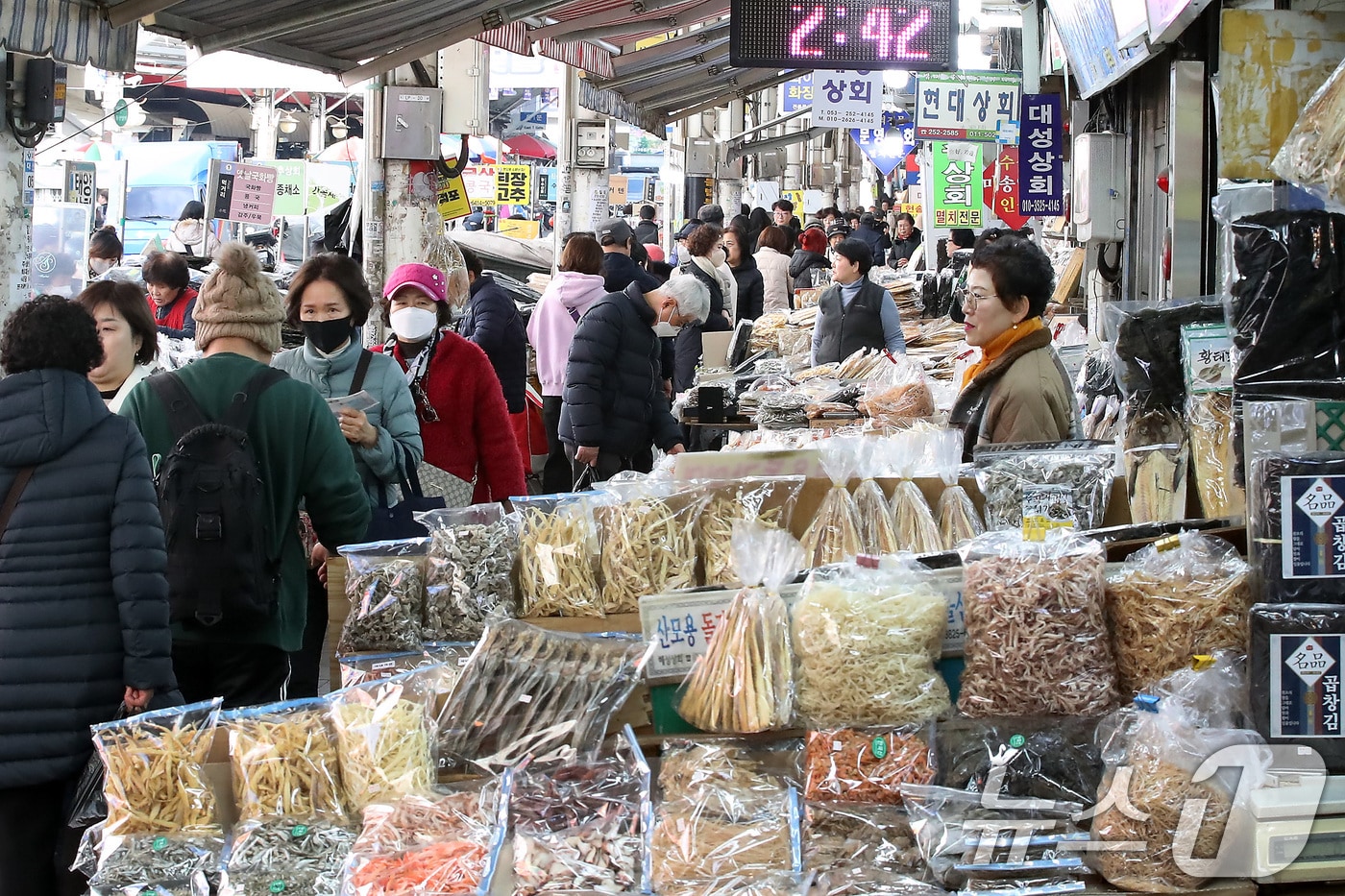 설 연휴를 하루 앞둔 24일 오후 대구 중구 서문시장이 장을 보러 나온 시민들로 붐비고 있다. 2025.1.24/뉴스1 ⓒ News1 공정식 기자