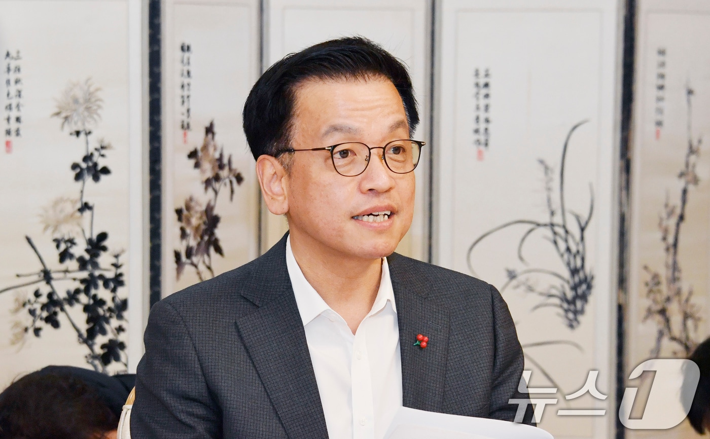 최상목 대통령 권한대행 부총리 겸 기획재정부 장관이 24일 오후 서울 종로구 정부서울청사에서 열린 '기획재정부 재정경제금융관(재경관) 오찬 간담회'에서 모두발언을 하고 있다. (기획재정부 제공) 2025.1.24/뉴스1