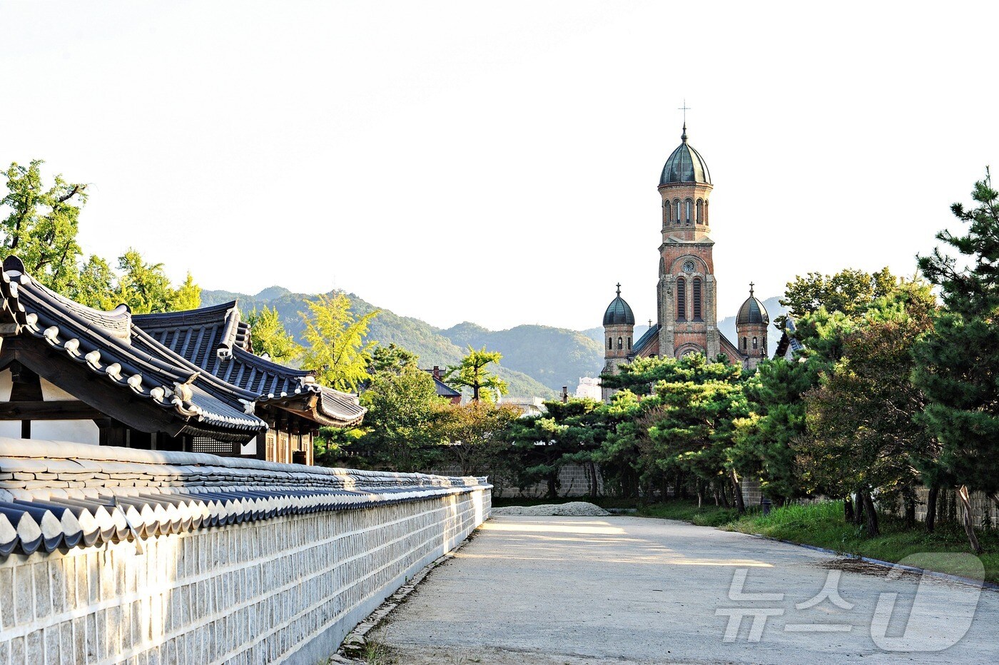 전북자치도가 선정한 설 명절 가볼만한 곳 14선 중 한곳인 전주 한옥마을. 멀리 전주 전동성당이 보인다.(전북자치도 제공)/뉴스1