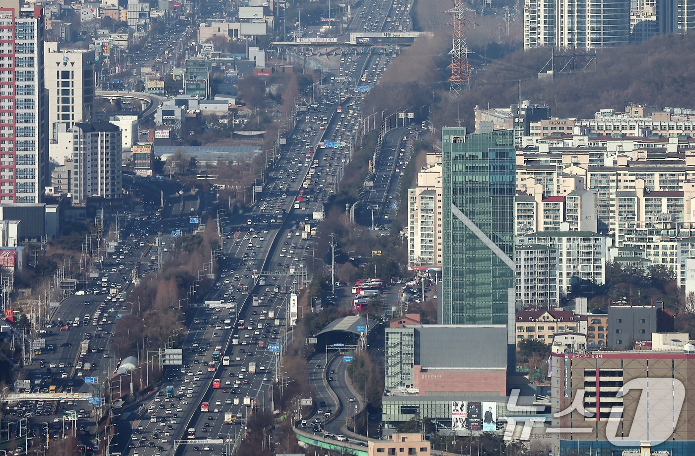 설 연휴를 하루 앞둔 24일 오후 경찰청 헬기에서 바라본 경기 용인시 경부고속도로 신갈JC 인근 양방향으로 귀성·귀경 차량들이 이동을 하고 있다. (항공촬영협조 : 경기 북부 경찰청 박형식 경감, 김용옥 경위) 2025.1.24/뉴스1 ⓒ News1 김진환 기자
