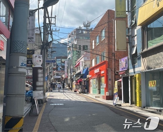 부산대 지하철 역에서 약 150m 떨어진 골목에는 행인이 비교적 적고 비어있는 상가들을 쉽게 볼 수 있다.2024.8.14/뉴스1 ⓒ News1 장광일기자