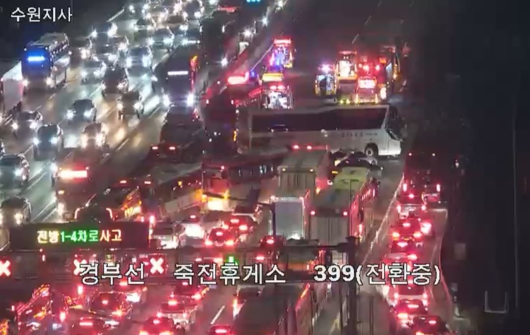 사고 현장. (한국도로공사 CCTV 갈무리)