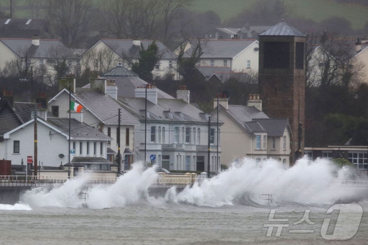 2025년 1월 24일 이른 아침, 북아일랜드 북동쪽 해안에 폭풍 어윈이 몰아쳐 파도가 방파제에 부서지고 있다.ⓒ AFP=뉴스1