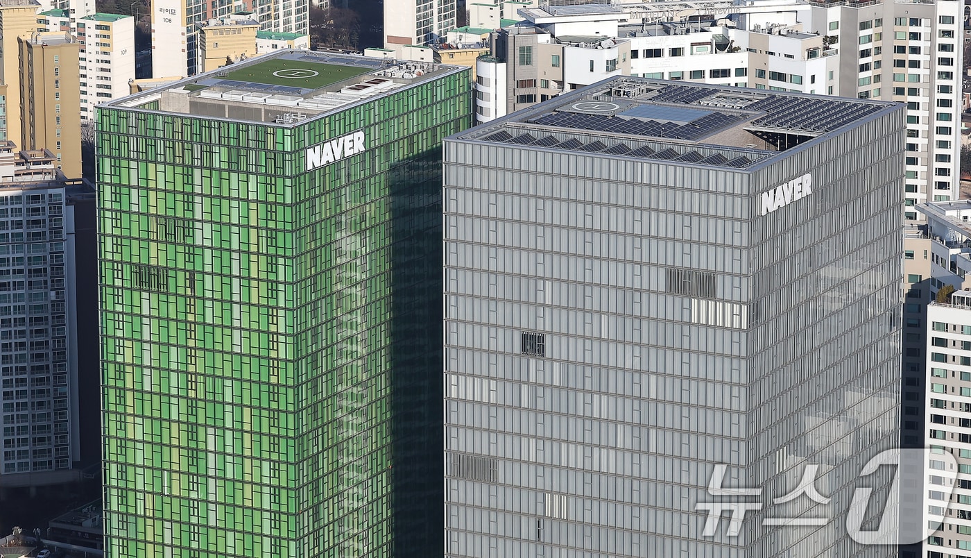 설 연휴를 하루 앞둔 24일 오후 경찰청 헬기에서 바라본 경기 성남시 분당구 네이버 사옥. (항공촬영협조 : 경기 북부 경찰청 박형식 경감, 김용옥 경위) 2025.1.24/뉴스1 ⓒ News1 김진환 기자