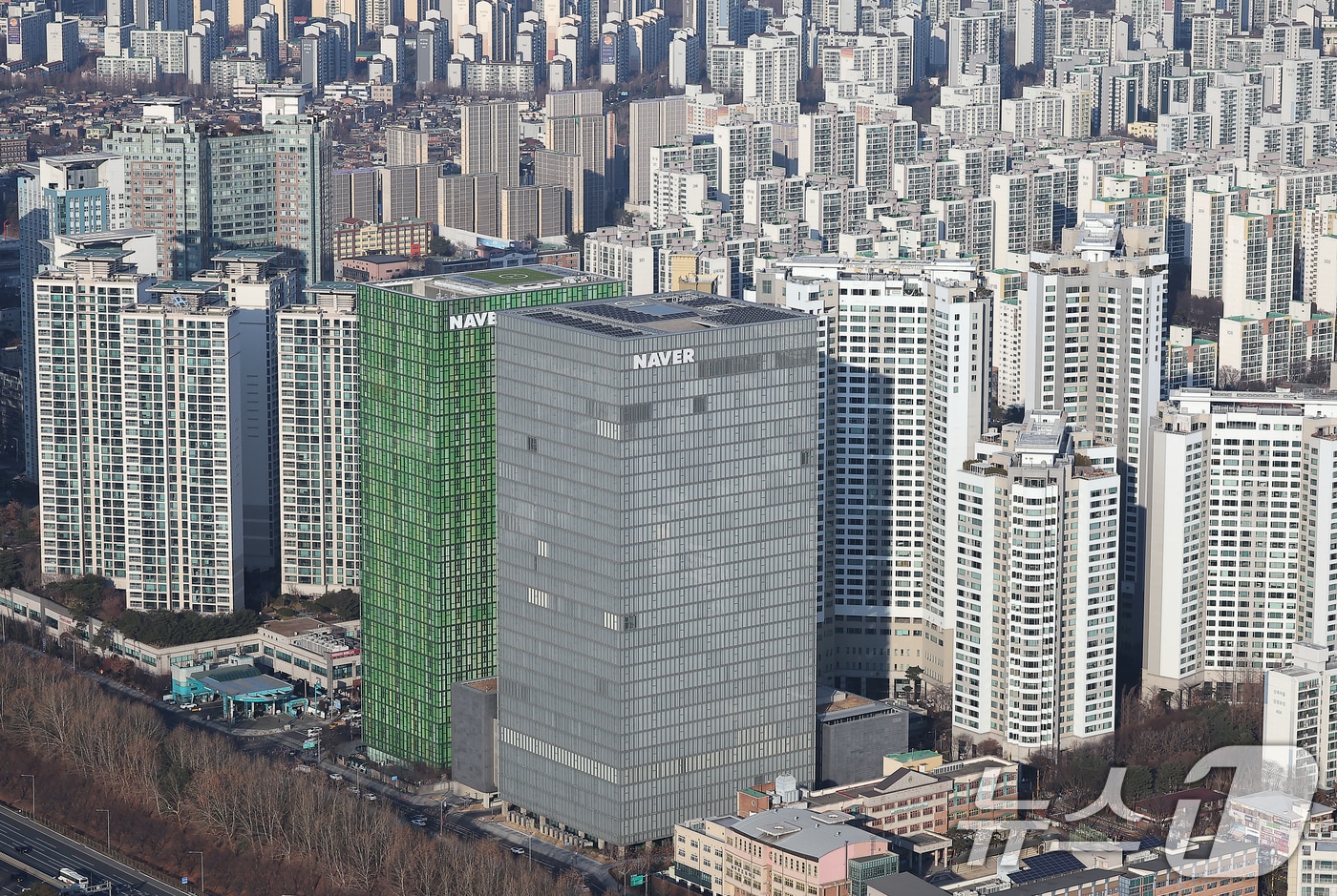 설 연휴를 하루 앞둔 24일 오후 경찰청 헬기에서 바라본 경기 성남시 분당구 네이버 사옥. (항공촬영협조 : 경기 북부 경찰청 박형식 경감, 김용옥 경위) 2025.1.24/뉴스1 ⓒ News1 김진환 기자