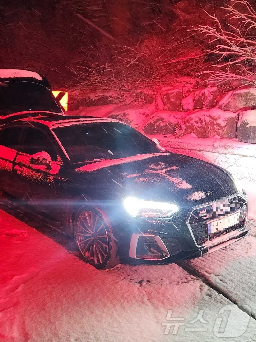 25일 0시 34분쯤 강원 평창군 대관령면 안반데기 정상 인근에서 눈길에 승용차가 고립, 이 차에 타고 있던 30대 남녀가 소방에 의해 구조됐다. (강원도소방본부 제공) 2025.1.25/뉴스1