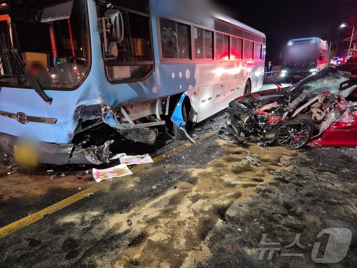 24일 오후 11시40분쯤 부산시 영도구 동삼동 왕복 2차선 도로에서 승용차가 중앙선을 넘어 마주오던 시내버스를 들이받았다. 사진은 사고 현장 모습(영도경찰서 제공)